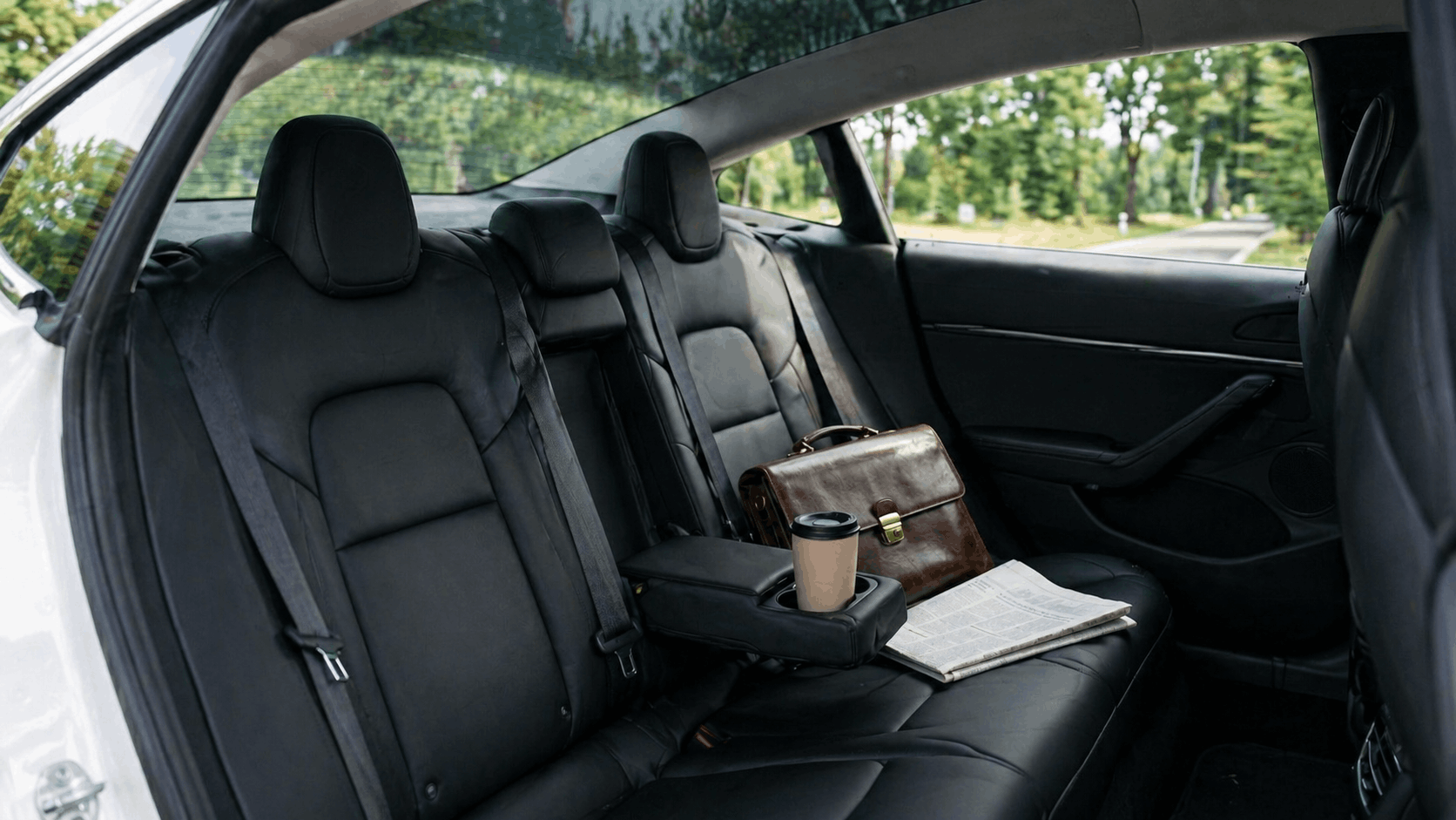 Business-Fahrt im elektrischen Premium-Fahrzeug